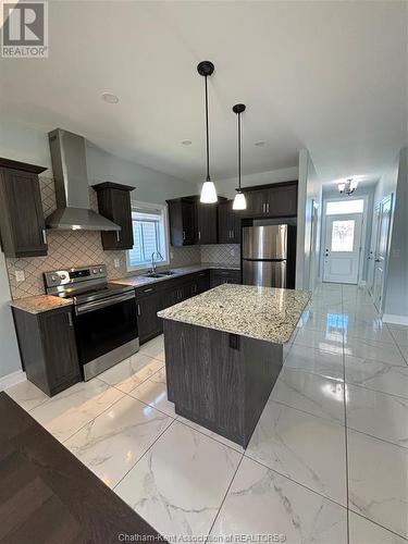 14 Night Fall Crt., Chatham, ON - Indoor Photo Showing Kitchen With Double Sink With Upgraded Kitchen