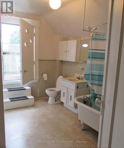 20 Fourth Avenue, St. Thomas, ON - Indoor Photo Showing Bathroom