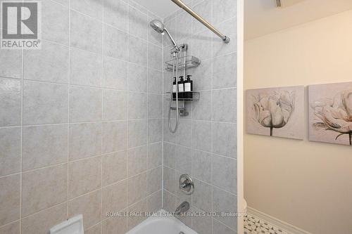 15 Fiddlehead Cres, Hamilton, ON - Indoor Photo Showing Bathroom