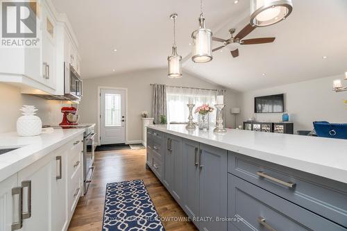 14 Princess Anne Dr, Halton Hills, ON - Indoor Photo Showing Kitchen With Upgraded Kitchen