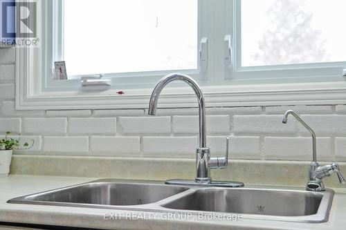 206 Chatterton Valley Cres, Quinte West, ON - Indoor Photo Showing Kitchen With Double Sink