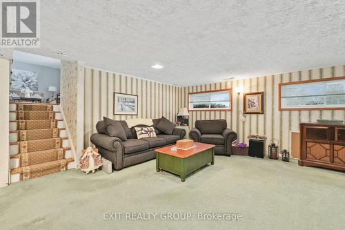 206 Chatterton Valley Cres, Quinte West, ON - Indoor Photo Showing Living Room