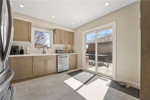 9 Newcombe Road, Dundas, ON - Indoor Photo Showing Kitchen
