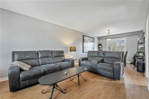 9 Newcombe Road, Dundas, ON - Indoor Photo Showing Living Room