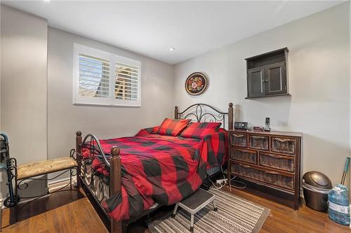 9 Newcombe Road, Dundas, ON - Indoor Photo Showing Bedroom