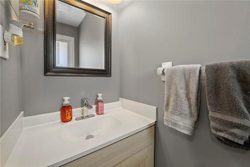 9 Newcombe Road, Dundas, ON - Indoor Photo Showing Bathroom