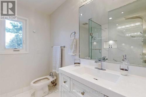 1201 Kingdale Rd, Newmarket, ON - Indoor Photo Showing Bathroom