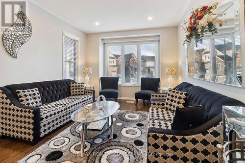 355 Cheryl Mews Boulevard, Newmarket, ON - Indoor Photo Showing Living Room