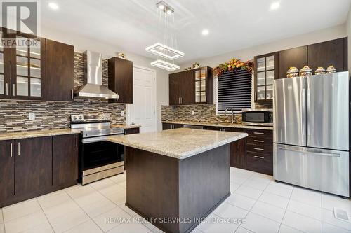355 Cheryl Mews Boulevard, Newmarket, ON - Indoor Photo Showing Kitchen With Upgraded Kitchen