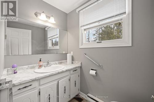 420 Old Bloomington Rd, Aurora, ON - Indoor Photo Showing Bathroom