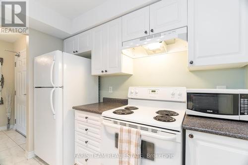 #18 -41 Coulter St, Barrie, ON - Indoor Photo Showing Kitchen
