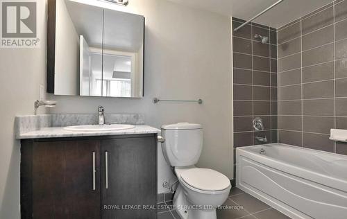 818 - 20 Blue Jays Way, Toronto, ON - Indoor Photo Showing Bathroom