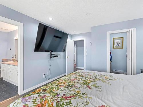 3905 Cedar Hill Rd, Saanich, BC - Indoor Photo Showing Bedroom
