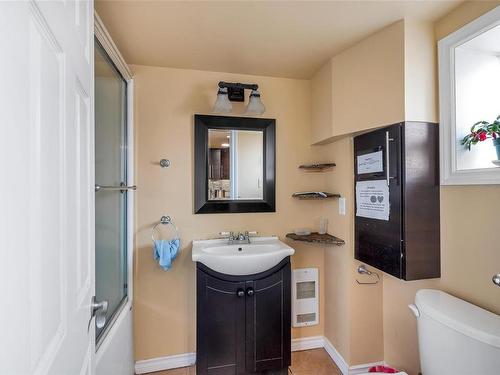 3905 Cedar Hill Rd, Saanich, BC - Indoor Photo Showing Bathroom