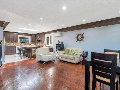 3905 Cedar Hill Rd, Saanich, BC - Indoor Photo Showing Living Room