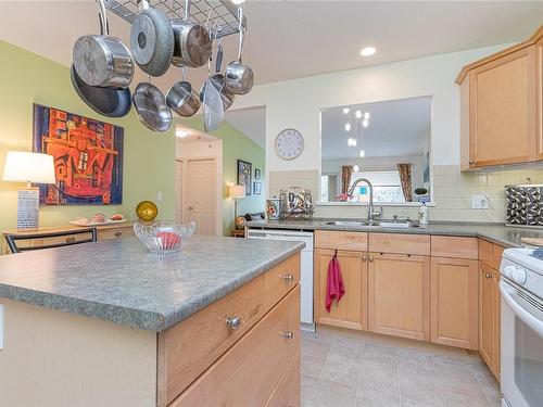17-332 Belaire St, Ladysmith, BC - Indoor Photo Showing Kitchen With Double Sink