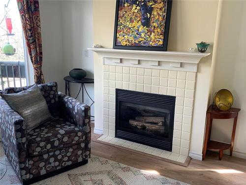 17-332 Belaire St, Ladysmith, BC - Indoor Photo Showing Living Room With Fireplace