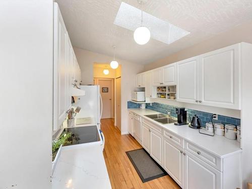 406-1234 Fort St, Victoria, BC - Indoor Photo Showing Kitchen With Double Sink