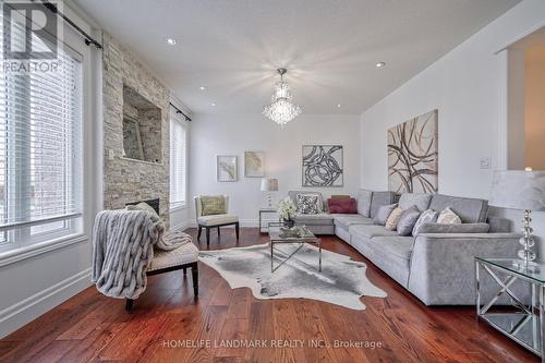 35 Yakefarm Blvd, Whitchurch-Stouffville, ON - Indoor Photo Showing Living Room