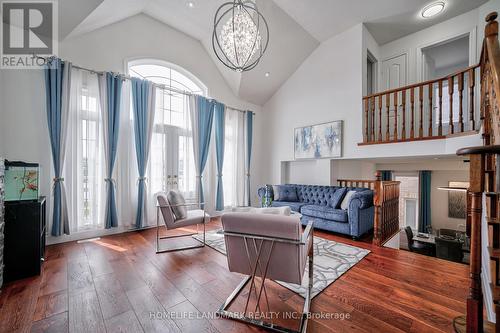 35 Yakefarm Boulevard, Whitchurch-Stouffville, ON - Indoor Photo Showing Living Room