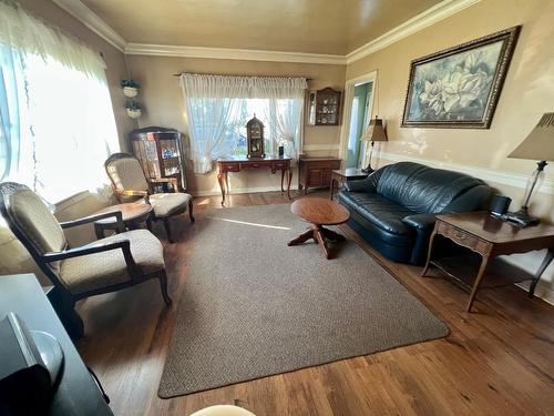 501 8Th Avenue, Castlegar, BC - Indoor Photo Showing Living Room