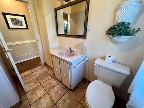 501 8Th Avenue, Castlegar, BC - Indoor Photo Showing Bathroom