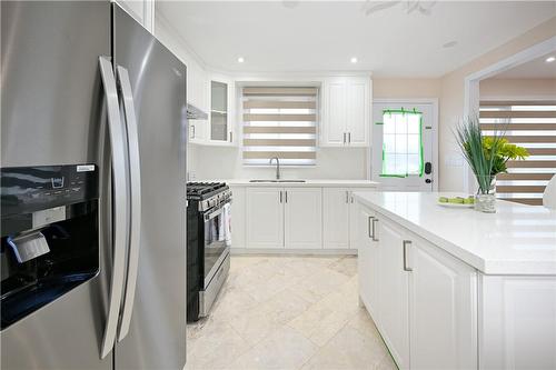 48 Larchwood Circle, Welland, ON - Indoor Photo Showing Kitchen With Upgraded Kitchen