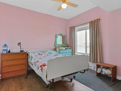 Master bedroom - 1-22 Rue St-Hippolyte, Salaberry-De-Valleyfield, QC - Indoor Photo Showing Bedroom