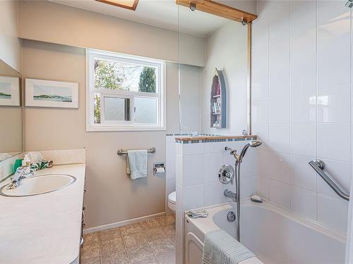 2819 View Terr, Port Alberni, BC - Indoor Photo Showing Bathroom
