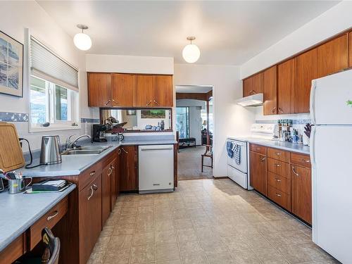 2819 View Terr, Port Alberni, BC - Indoor Photo Showing Kitchen With Double Sink