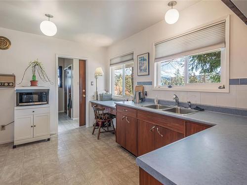 2819 View Terr, Port Alberni, BC - Indoor Photo Showing Kitchen With Double Sink