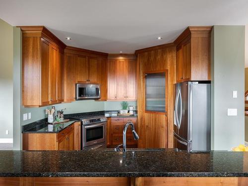 4750 Talon Ridge, Highlands, BC - Indoor Photo Showing Kitchen
