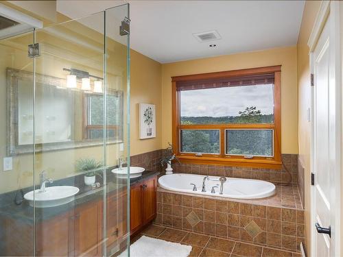4750 Talon Ridge, Highlands, BC - Indoor Photo Showing Bathroom