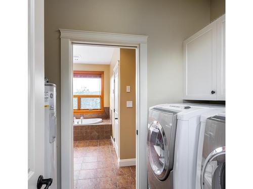 4750 Talon Ridge, Highlands, BC - Indoor Photo Showing Laundry Room