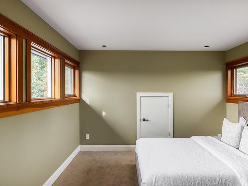 4750 Talon Ridge, Highlands, BC - Indoor Photo Showing Bedroom