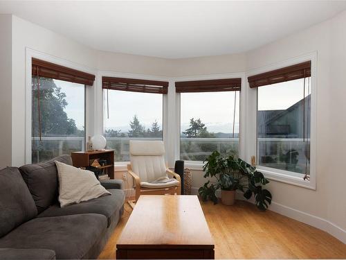 4750 Talon Ridge, Highlands, BC - Indoor Photo Showing Living Room