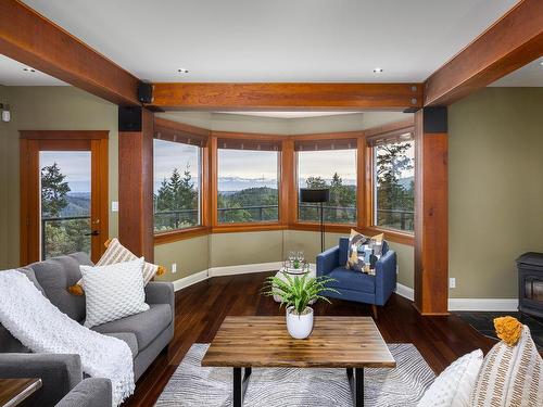 4750 Talon Ridge, Highlands, BC - Indoor Photo Showing Living Room