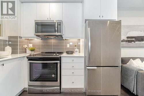 215 - 555 William Graham Drive, Aurora, ON - Indoor Photo Showing Kitchen With Stainless Steel Kitchen With Upgraded Kitchen