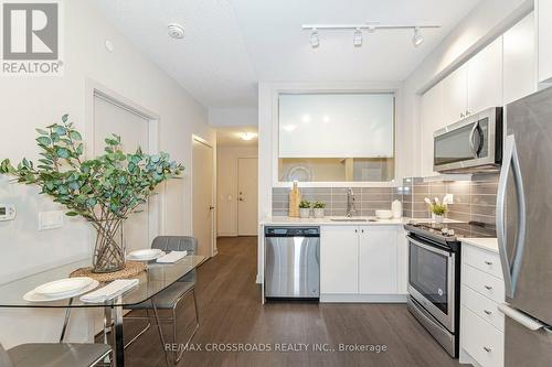 215 - 555 William Graham Drive, Aurora, ON - Indoor Photo Showing Kitchen With Stainless Steel Kitchen With Upgraded Kitchen
