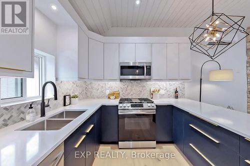 14 York St, Collingwood, ON - Indoor Photo Showing Kitchen With Double Sink With Upgraded Kitchen