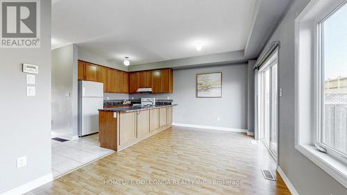 52 Pearcey Cres E, Barrie, ON - Indoor Photo Showing Kitchen