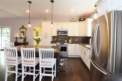 1055 Binkley Road, Hamilton, ON - Indoor Photo Showing Kitchen With Upgraded Kitchen