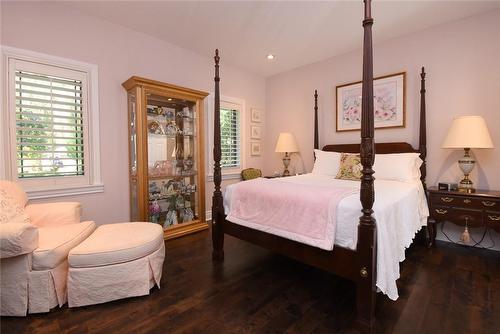 1055 Binkley Road, Hamilton, ON - Indoor Photo Showing Bedroom