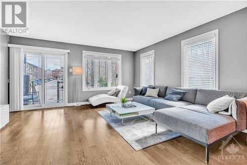 184 Den Haag Drive, Ottawa, ON - Indoor Photo Showing Living Room