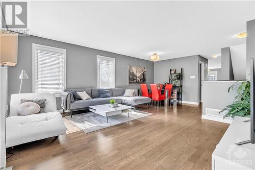 184 Den Haag Drive, Ottawa, ON - Indoor Photo Showing Living Room