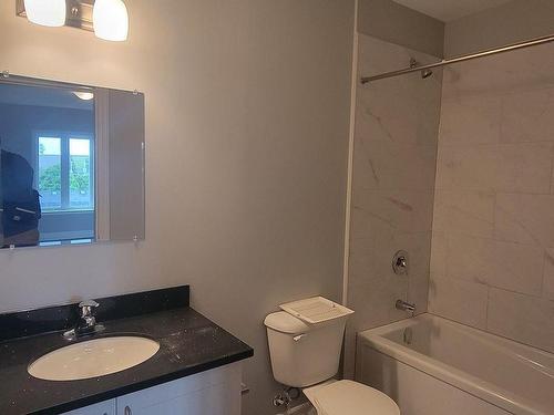417-501 Frontenac St, Kingston, ON - Indoor Photo Showing Bathroom