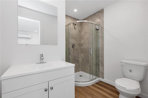 361 Simpson Avenue, Welland, ON - Indoor Photo Showing Bathroom