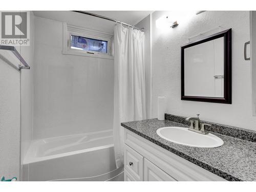 2635 Hammond Avenue, Prince George, BC - Indoor Photo Showing Bathroom