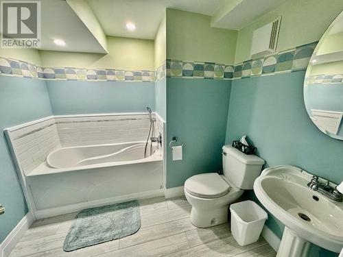 123 Churchill Ave, Wawa, ON - Indoor Photo Showing Bathroom