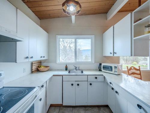 303 Hyslop Drive, Penticton, BC - Indoor Photo Showing Kitchen